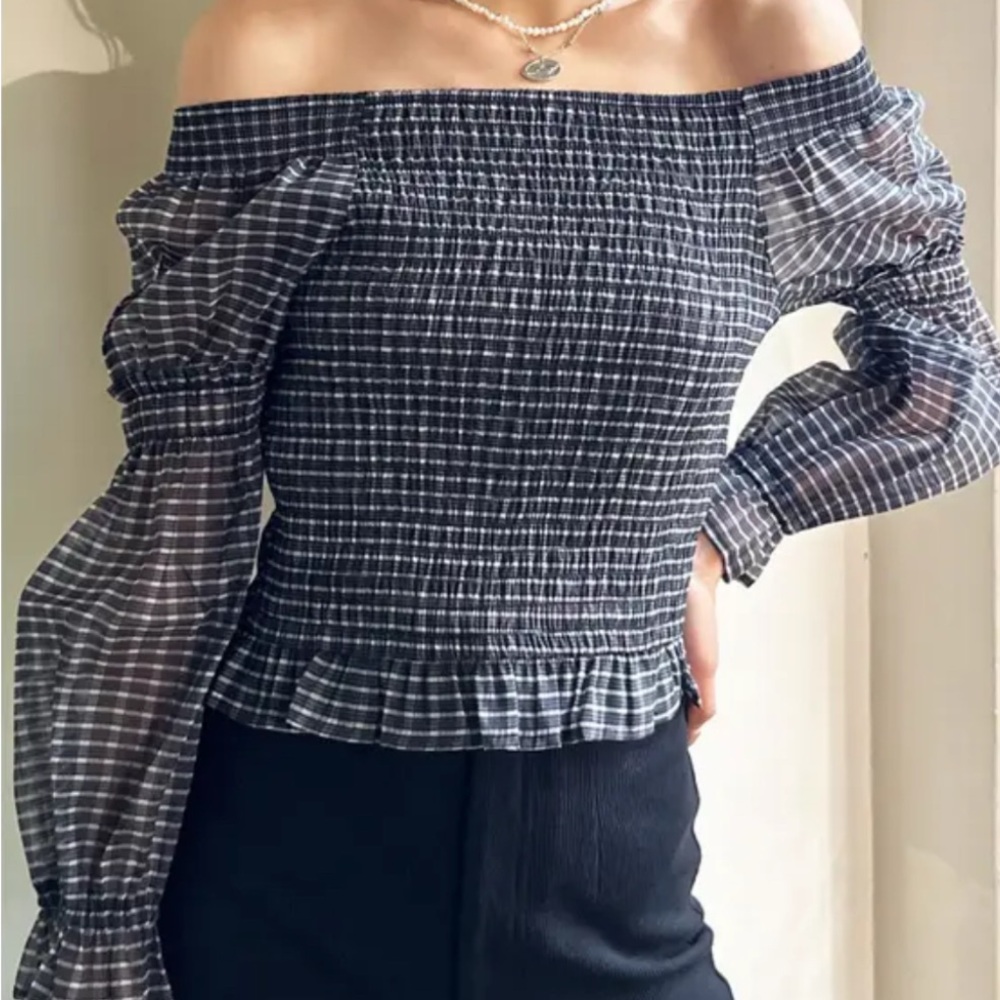 Vero Moda Cropped Top, size S, square neck.  Off shoulder.